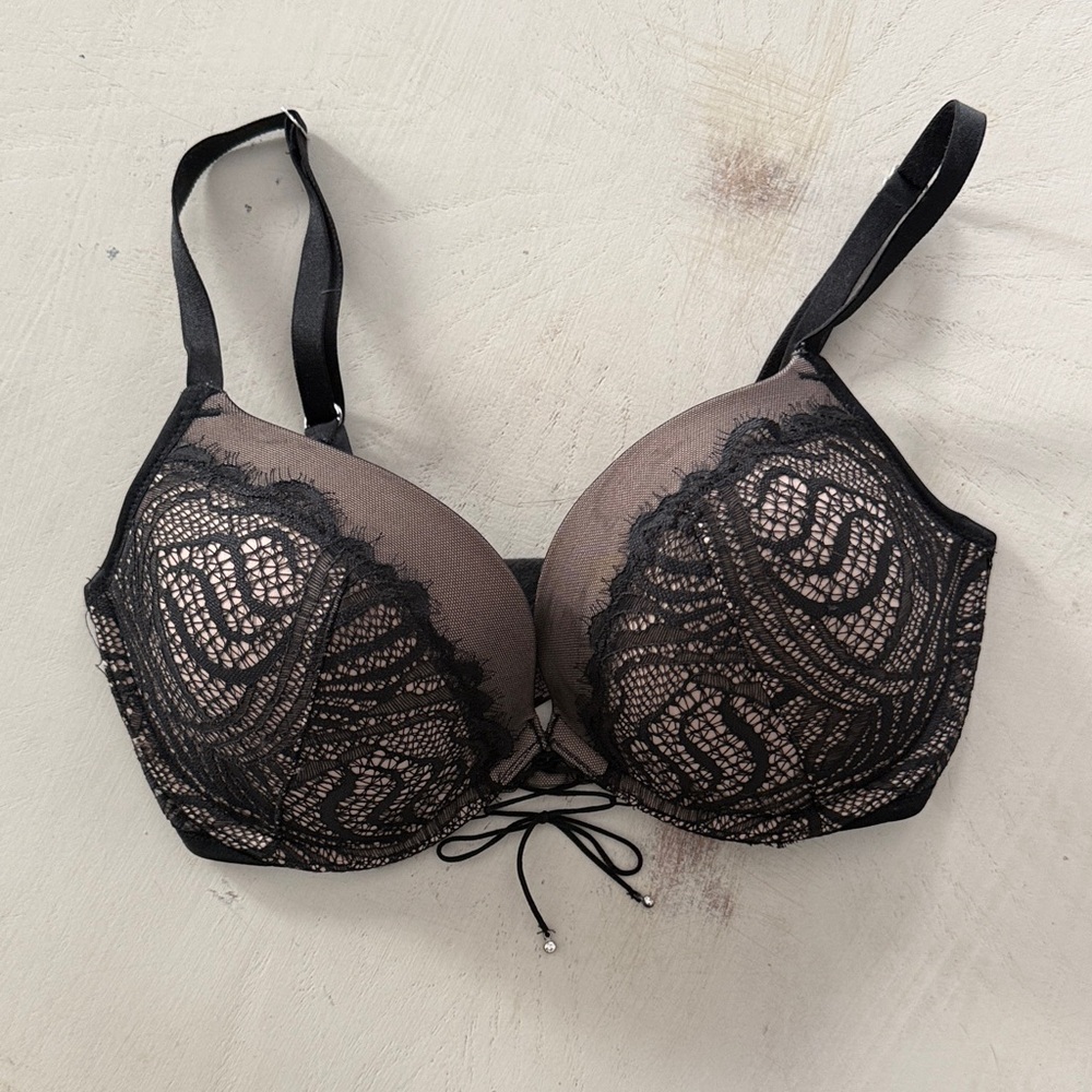 Victoria’s Secret Very Sexy Black Lace Overlay Push-Up Bra - 32DD 3/$40